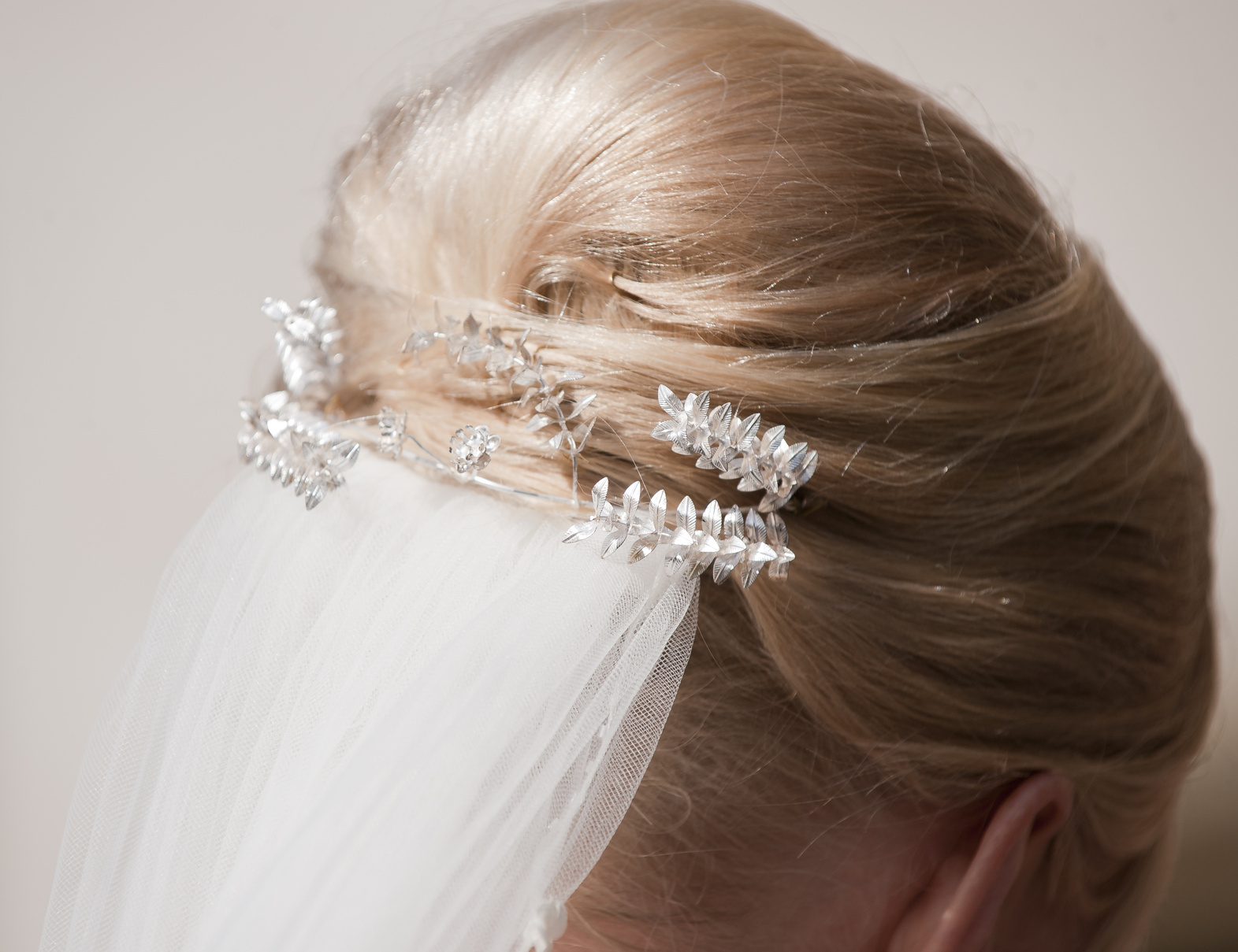 Braut mit Hochsteckfrisur und Schleier im Haar vom Hochzeitsfriseur Dresden