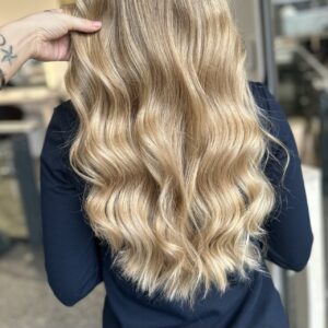 Haare blond färben, Balayage-Technik und Wellen einarbeiten.